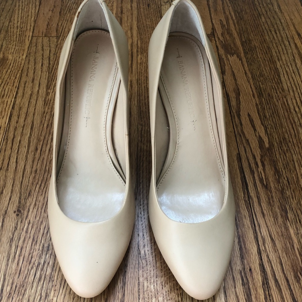 Nude Banana Republic Pumps
